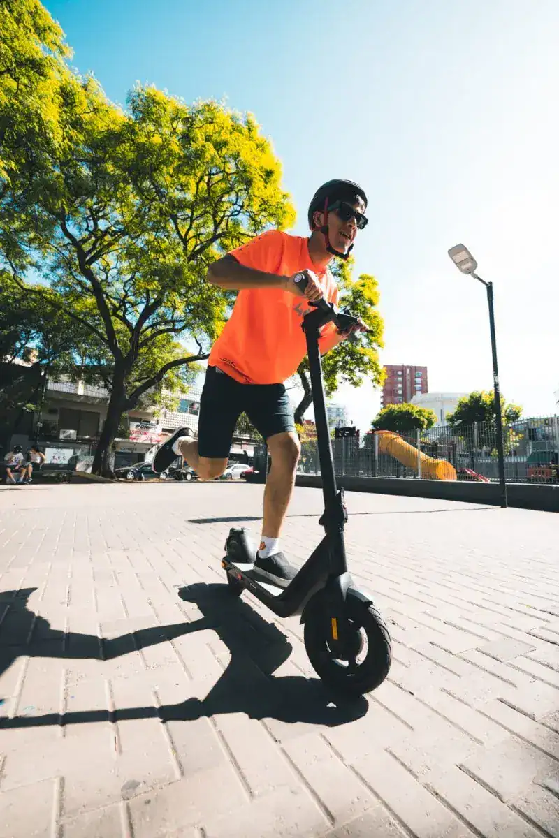 Andando en monopatín eléctrico por Buenos Aires — Fly Free Urban